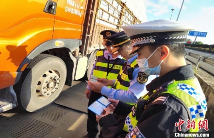 广西力推道路交通安全综合治理 为民众出行安全保驾护航
广西力推道路交通安全综合治理 为民众出行安全保驾护航