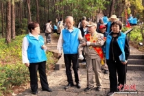 远征军老兵跨越千里抵滇祭奠抗战英烈 缅怀战友共话和平