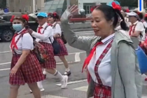 回头率拉满！大爷大姨穿学生装热情和路人打招呼