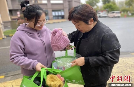 
                    浙江嘉善65岁“帽子奶奶”手织帽子 跨越千里传递温情
               