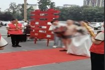 物业回应新郎穿裤衩走红毯 婚闹引发争议