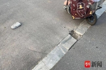 男子骑车被地砖绊倒多处骨折 路面隐患引发责任争议