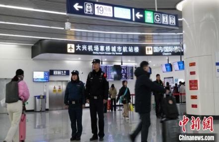 
                    北京警方开展岁末年初公共交通安全隐患排查
               