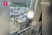 绳子未系紧高空工人从30楼坠下 热心业主及时救援