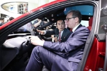 武契奇坐红旗参观小米汽车工厂 称赞小米YU7 GT漂亮