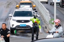 乌鲁木齐首个交警机器人来了 智慧交管新尝试