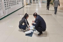 蹲地讲病情的军医找到了 热心助人获赞