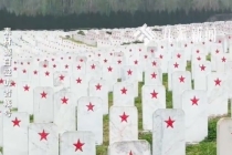 博主冒雨为无名烈士墓碑描红：弯腰工作十余个小时，想到烈士们的无私奉献，又坚持下来