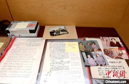 
                    张沈川之女、李白之孙向历史陈列展捐赠珍贵史料
               