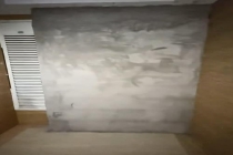 买法拍房当婚房多次遭水泥封门 购房人：已办房产证，只能自行拆墙